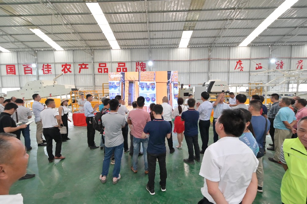 2021年6月29日上午10點(diǎn)“建黨百年特色活動(dòng)·群南柑橘產(chǎn)業(yè)示范區(qū)研發(fā)培訓(xùn)中心柑橘技術(shù)交流會(huì)”在廣西桂潔農(nóng)業(yè)有限公司舉行，交流會(huì)上同期舉辦了綠萌“FRUSCAN 7.0 視覺瑕疵檢測(cè)技術(shù)” 現(xiàn)場(chǎng)觀摩會(huì)。在觀摩過(guò)程中，與會(huì)人員詳細(xì)地觀看了綠萌宣傳視頻和現(xiàn)場(chǎng)演示，細(xì)致地了解了綠萌 FRUSCAN 7.0 視覺瑕疵檢測(cè)技術(shù)對(duì)果蔬分