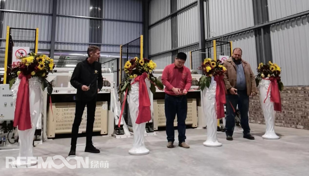由金豹果業(yè)基地的管理團隊進行剪彩禮：【從左往右：內(nèi)維爾·史密斯（Neville Smith）、蔣亦姜（Ken Jiang）、皮爾尼夫·施密特（Pierneef Smit）】.png